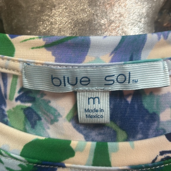 Blue Sol cap Sleeve Floral Blouse, size medium, excellent used condition - Picture 6 of 7